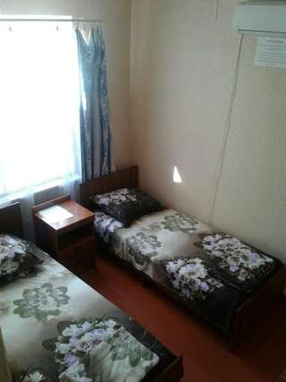 Апарт-отели Guest House Lakoba 32 Гагра Двухместный номер с 1 кроватью или 2 отдельными кроватями-1